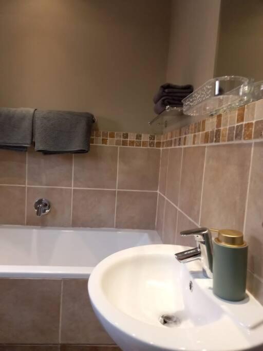 Best Overnight With Free Wifi. Modern & Private Блумфонтейн Экстерьер фото